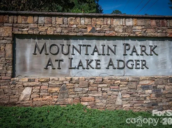 26 Mountain Pkwy #26, Mill Spring, NC 28756