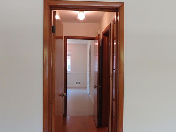 5th image of 472 E Stafford Ave