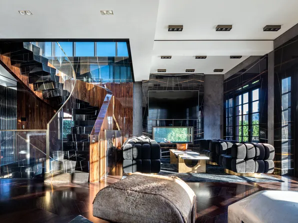 11 East 68th Street image 2 of 19