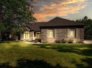 S50W34315 Ridgeway Dr, Dousman, WI 53118