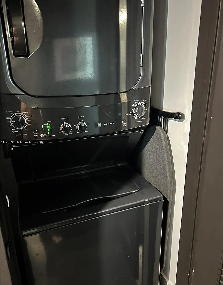 2 bed, 910 sqft, $5,500 — Photo 2