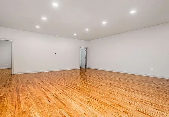 2nd image of 51-10 Vernon Blvd #1B