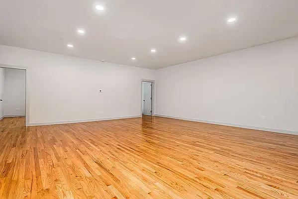51-10 Vernon Blvd #1B — Photo 2