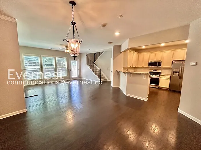 3 bed, 2.5 bath, 1980 sqft, $2,245 — Photo 2