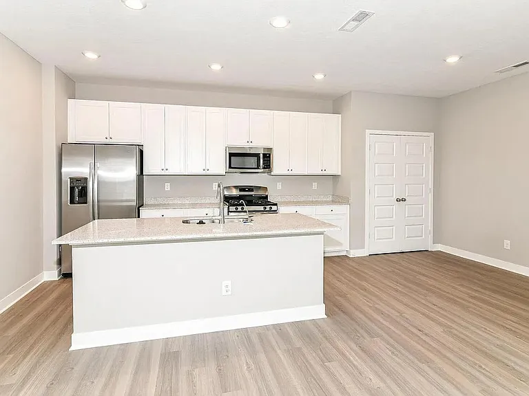 1936 Rowena Ln — Photo 2