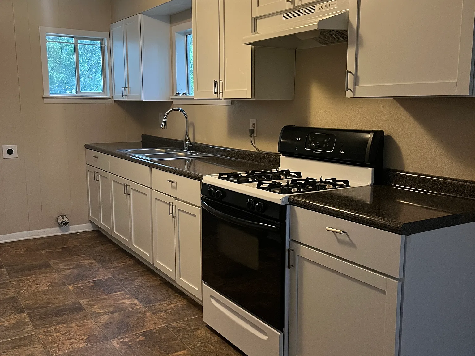 1805 Brook St — Photo 4