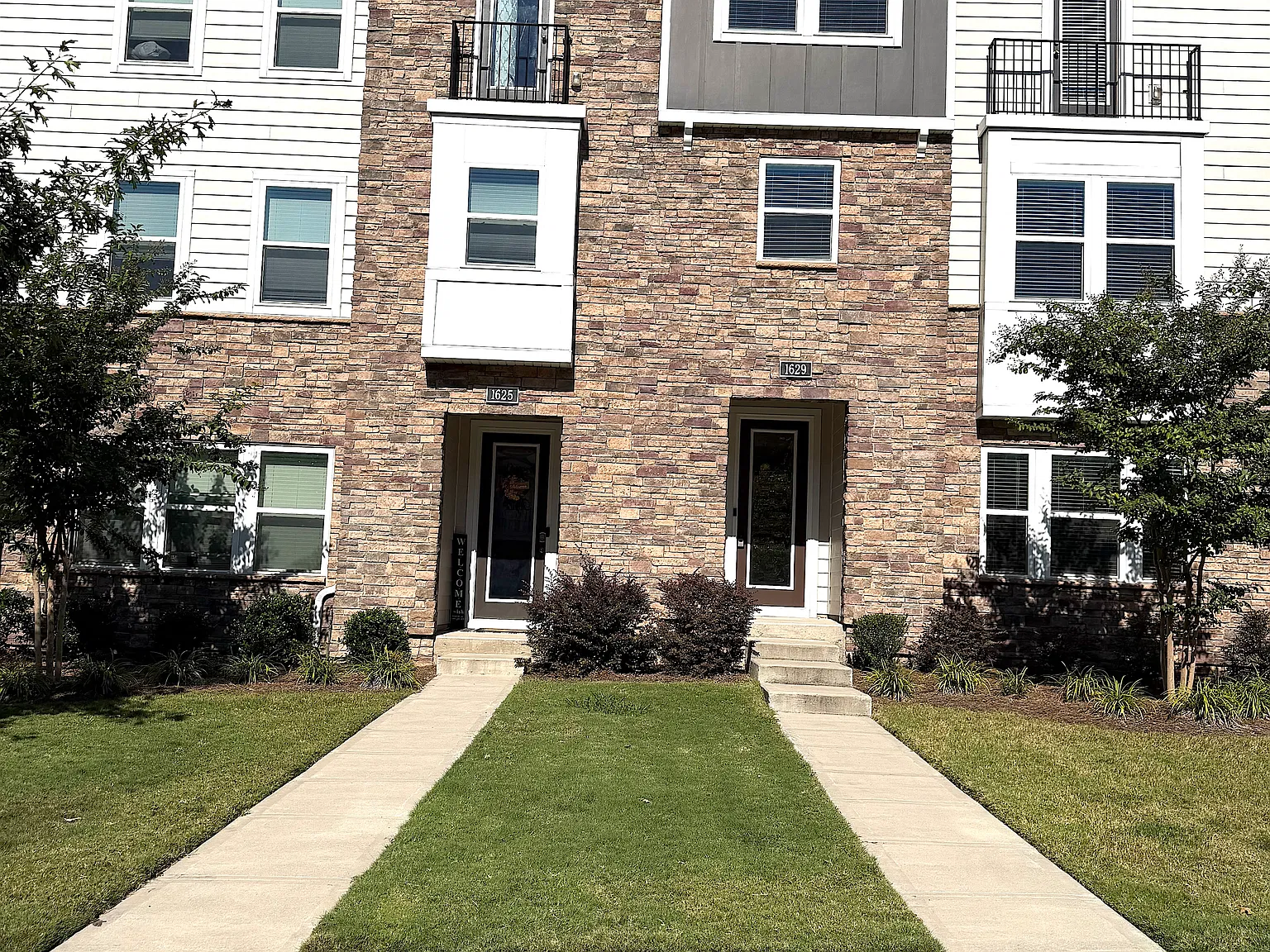 4 bed, 3.5 bath, 2309 sqft, $2,595 — Photo 2