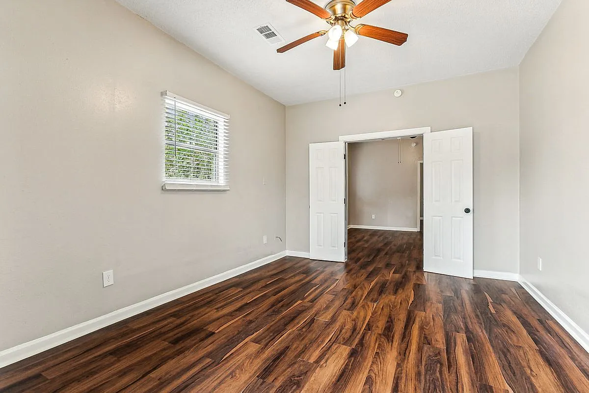 4 bed, 2.0 bath, 1208 sqft, $2,200 — Photo 3