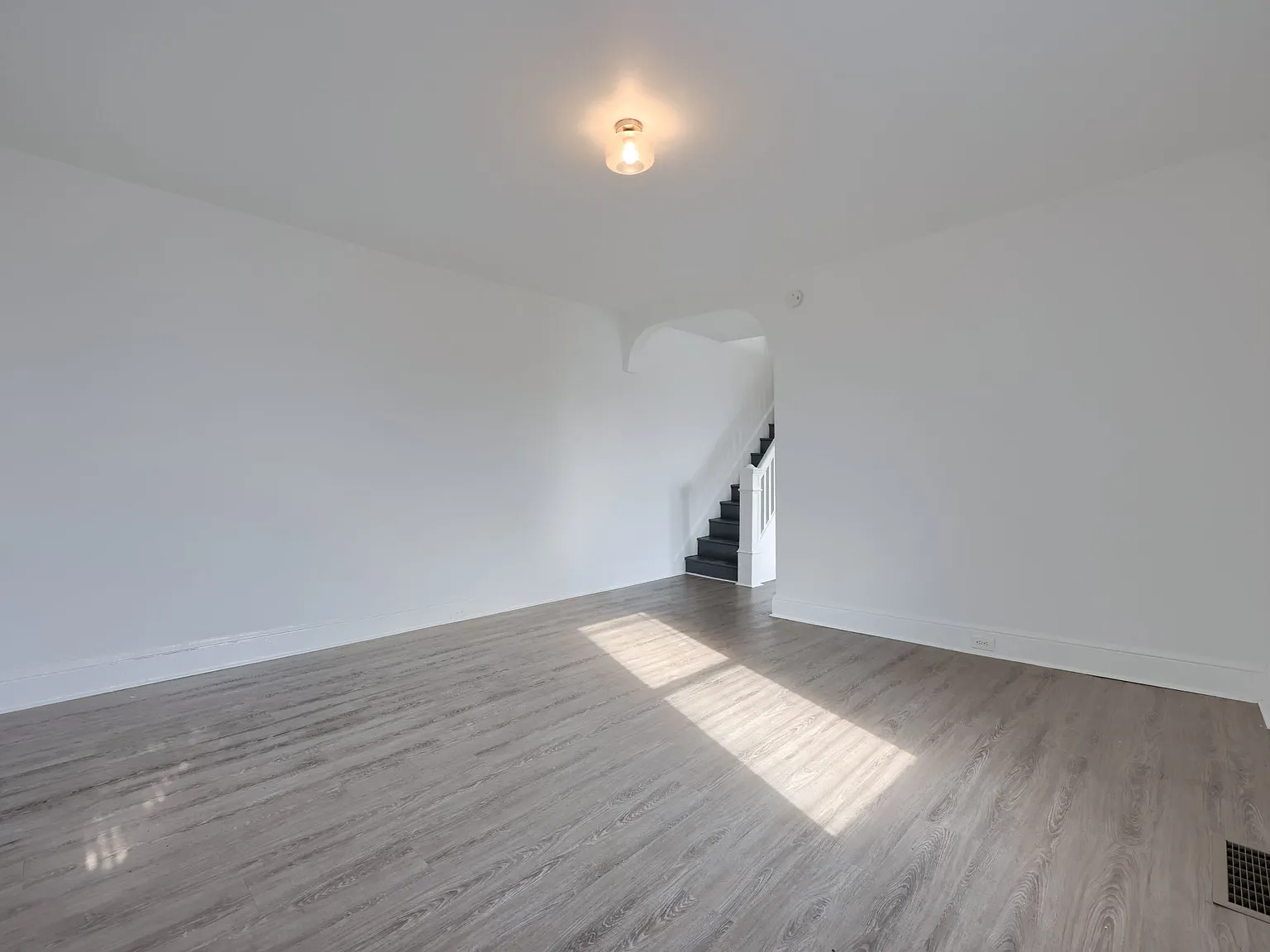 4 bed, 1.5 bath, 1600 sqft, $2,300 — Photo 3