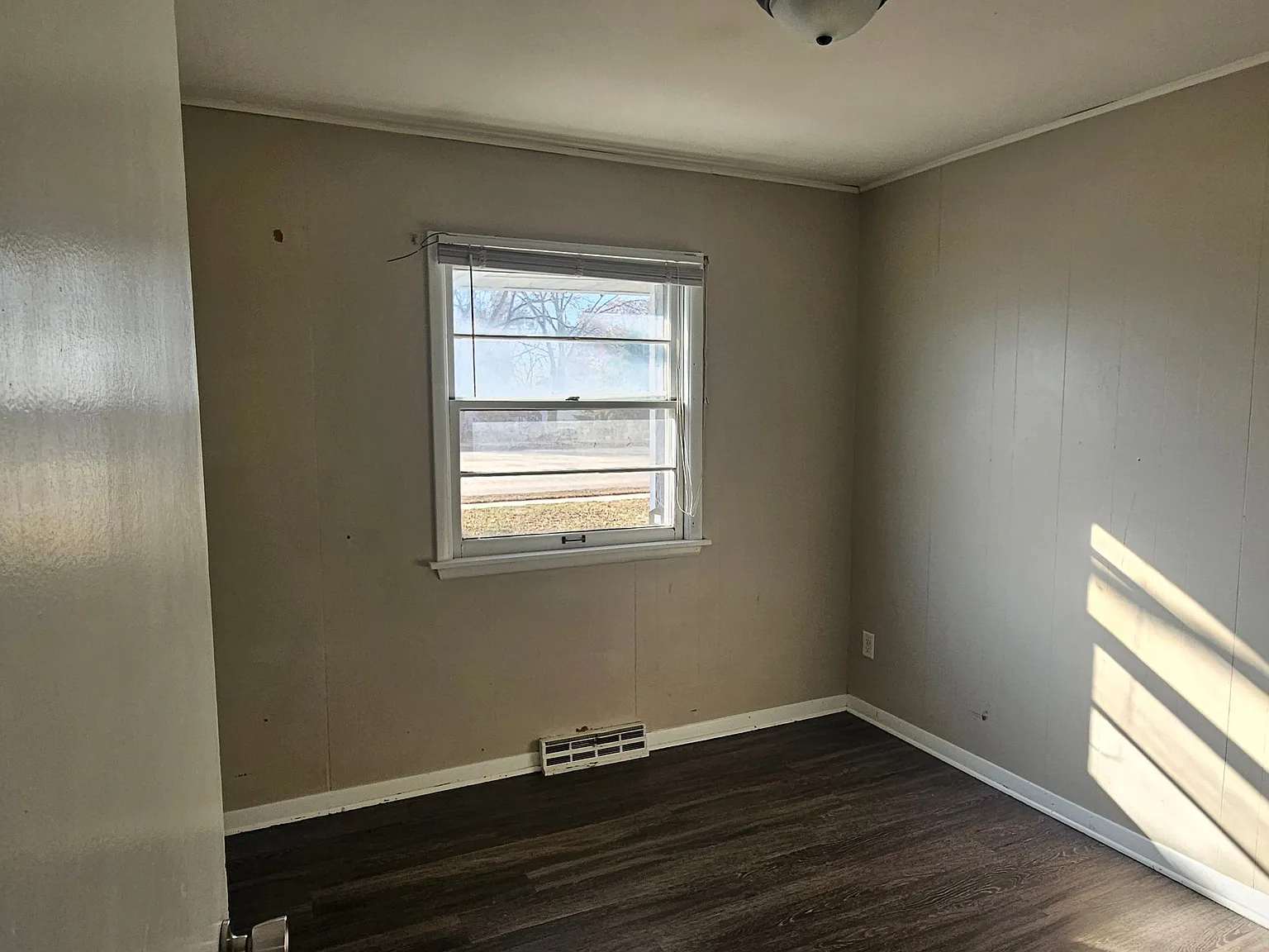 3 bed, 2.0 bath, 864 sqft, $1,300 — Photo 2