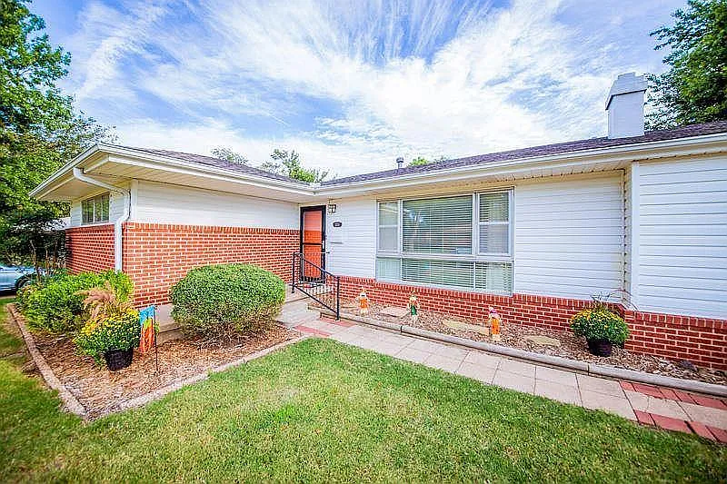 2211 W Sherwood Ave — Photo 2