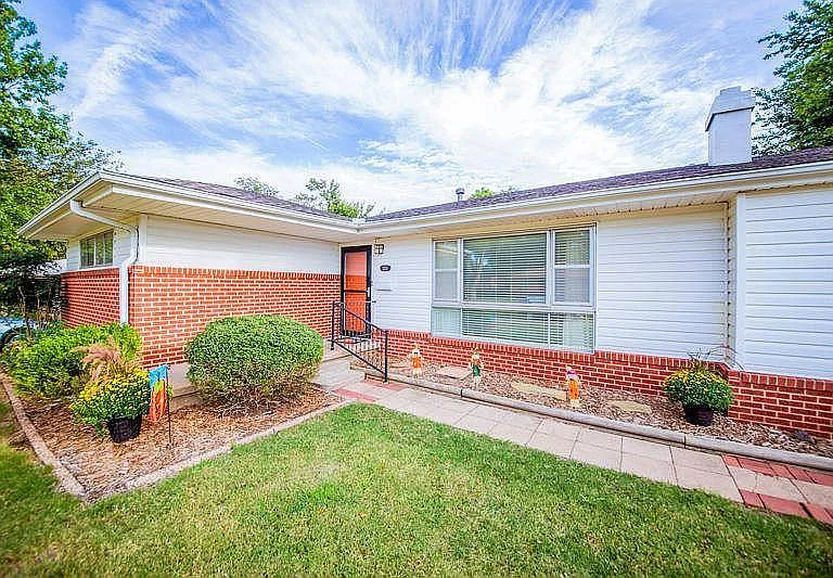 2211 W Sherwood Ave — Photo 2