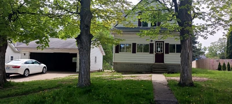1st image of 657 W Sherman St
