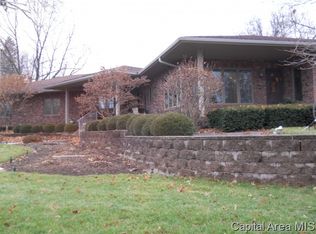 2 Bellevue Dr, Jacksonville, IL 62650