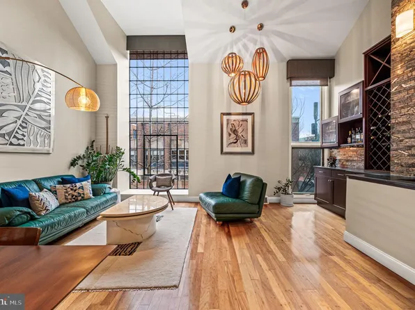 38 Saint James Ct, Philadelphia, PA 19106