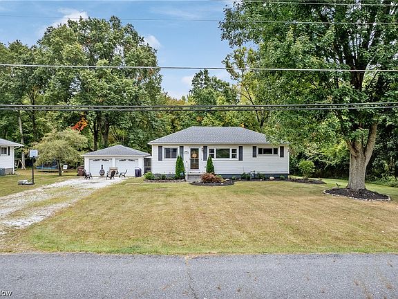 4th image of 1129 Midland Ave