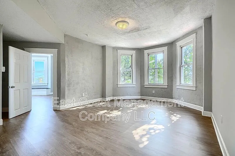 2 bed, 1.0 bath, 997 sqft, $1,195 — Photo 2
