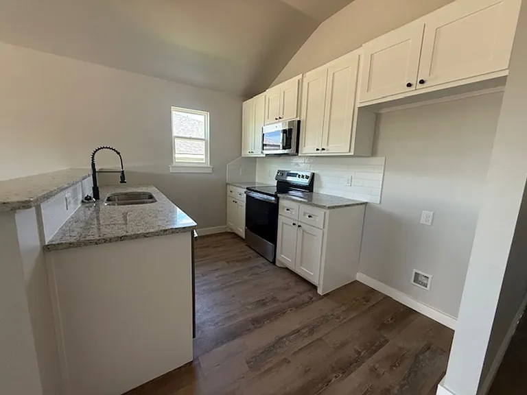 970 Minda St — Photo 5