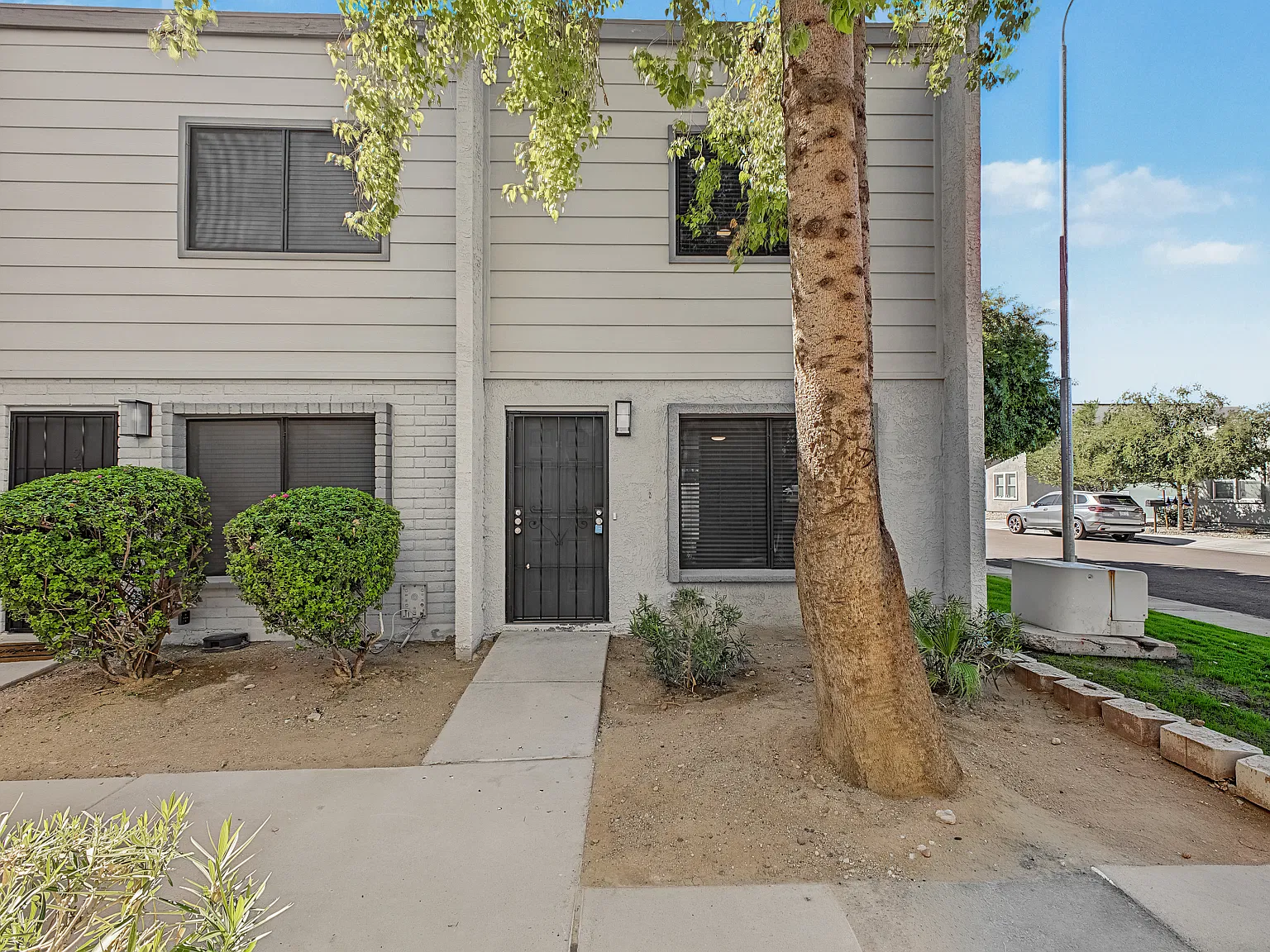 2635 E Harvard St — Photo 2