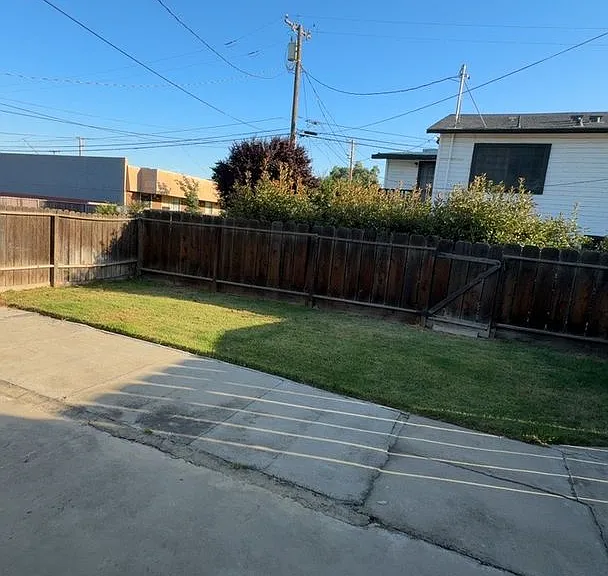 502 W School St — Photo 11