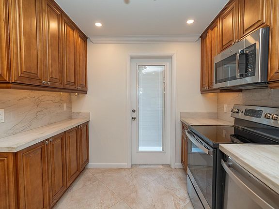 4th image of 2731 NE 14th Street Causeway #208