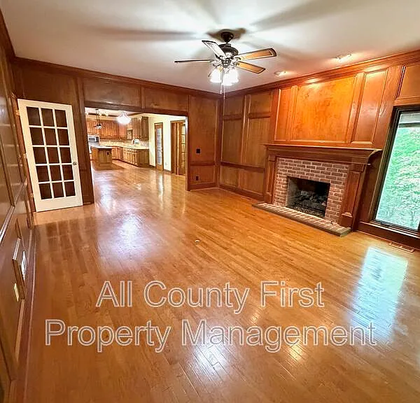 2438 Kings Arms Dr NE — Photo 9