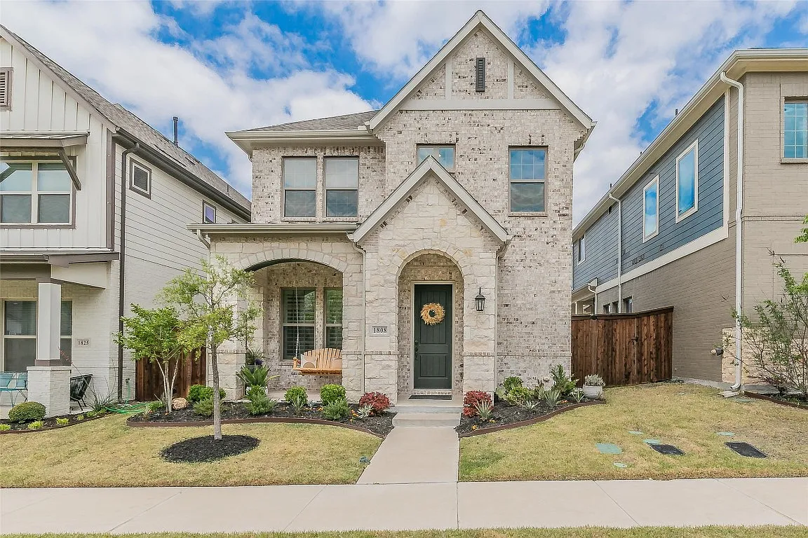 1808 Roundtree Cir W — Photo 1