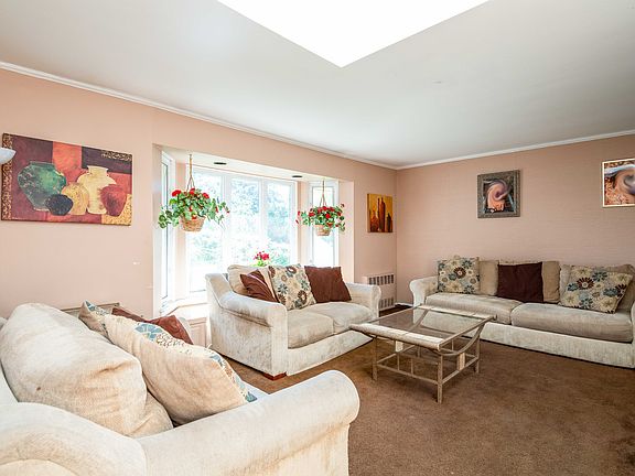 5th image of 25 Oakdale Dr