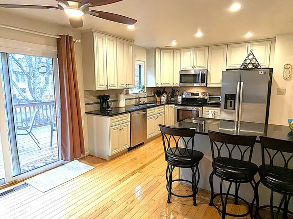 2973 Borge St, Oakton, VA 22124