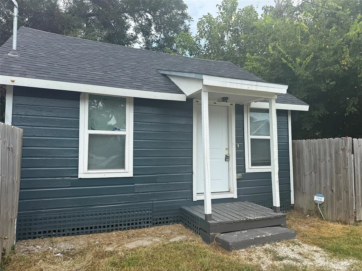 412 Winona Dr — Photo 1