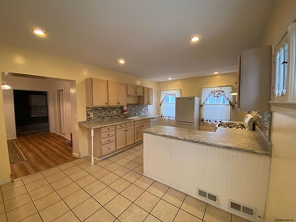 4th image of 94 Sanford St