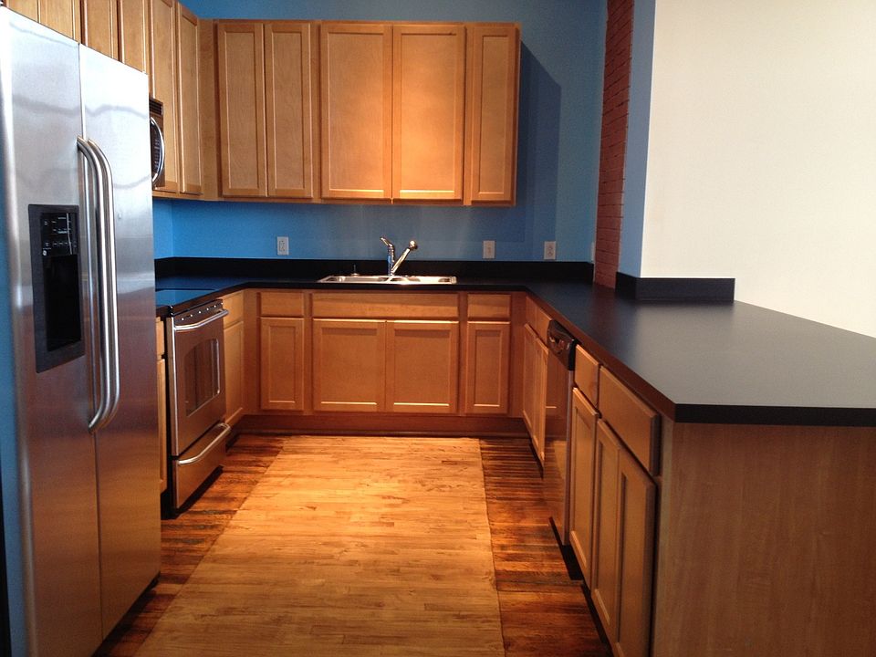 Lots of kitchen cabinets
