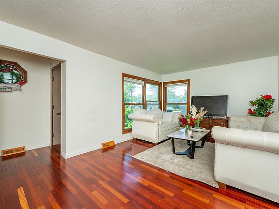 3rd image of 510 E Hughes Ave