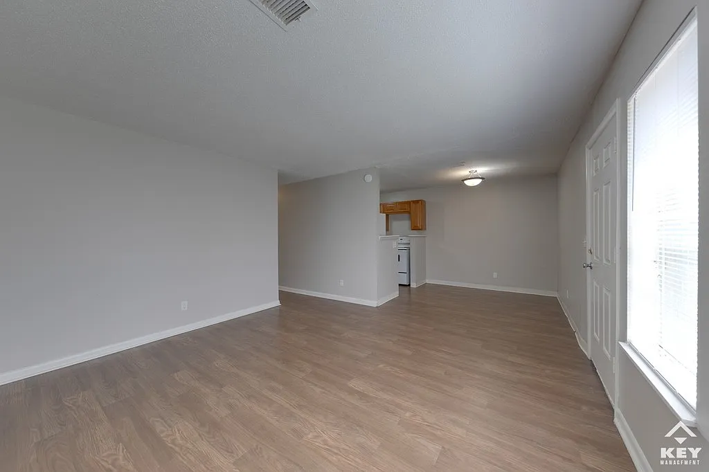 Building Photo - 1128 S Everett Ave