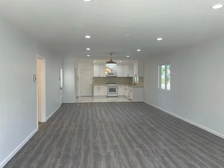 22602 Victory Blvd — Photo 5
