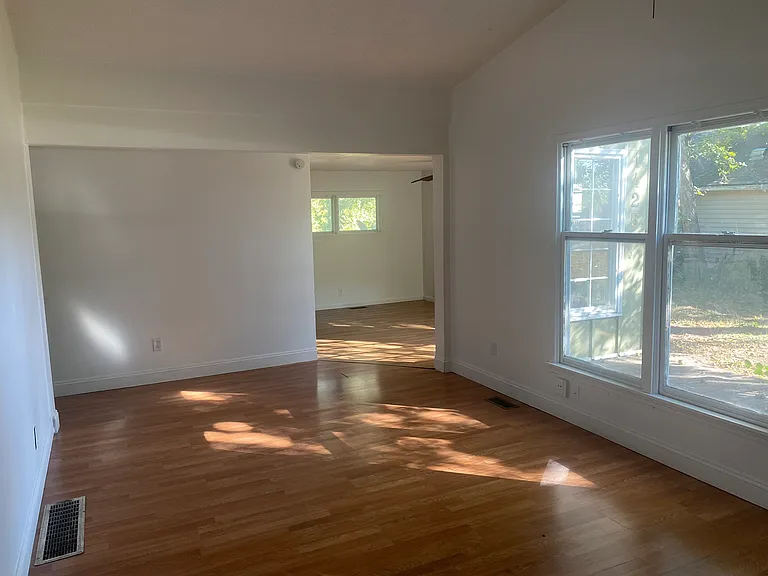 1425 S Northern Blvd — Photo 3