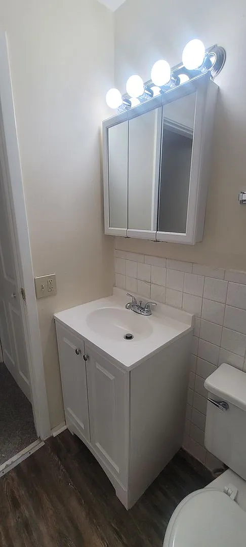 570 Town and Country Apartments — Photo 3