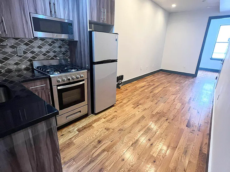 107 Wilson Ave #2R — Photo 2
