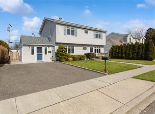 15 Mallard Rd, Levittown, NY 11756