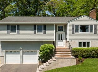 34 E Slope Rd, Bayville, NY 11709