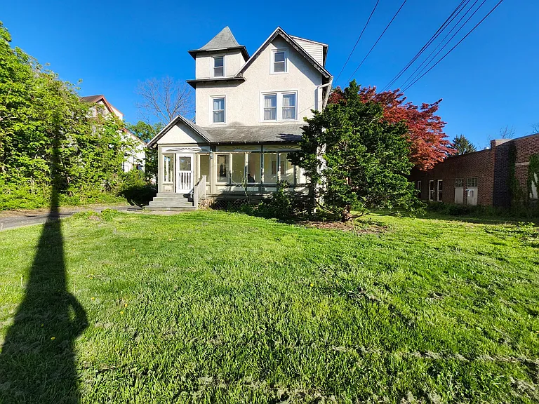 213 Lippincott Ave — Photo 2