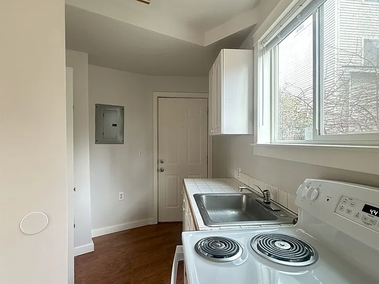 Davis Place Apartments — Photo 13