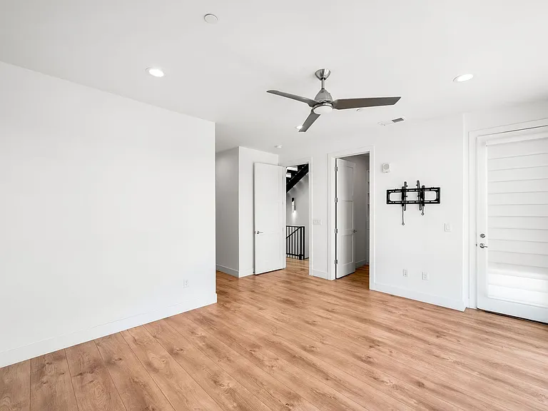 4263 E 8th Ave — Photo 13