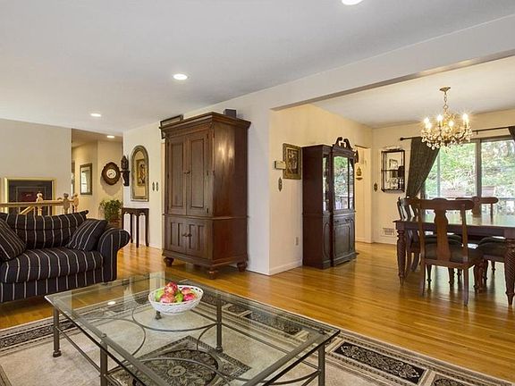 5th image of 404 Cedar Dr W