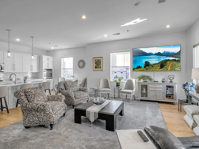 The Exchange Luxury Apartments — Photo 4