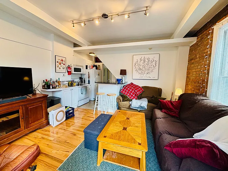 22 E Beck St — Photo 2
