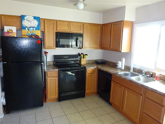 3rd image of 1217 E Fremont Dr