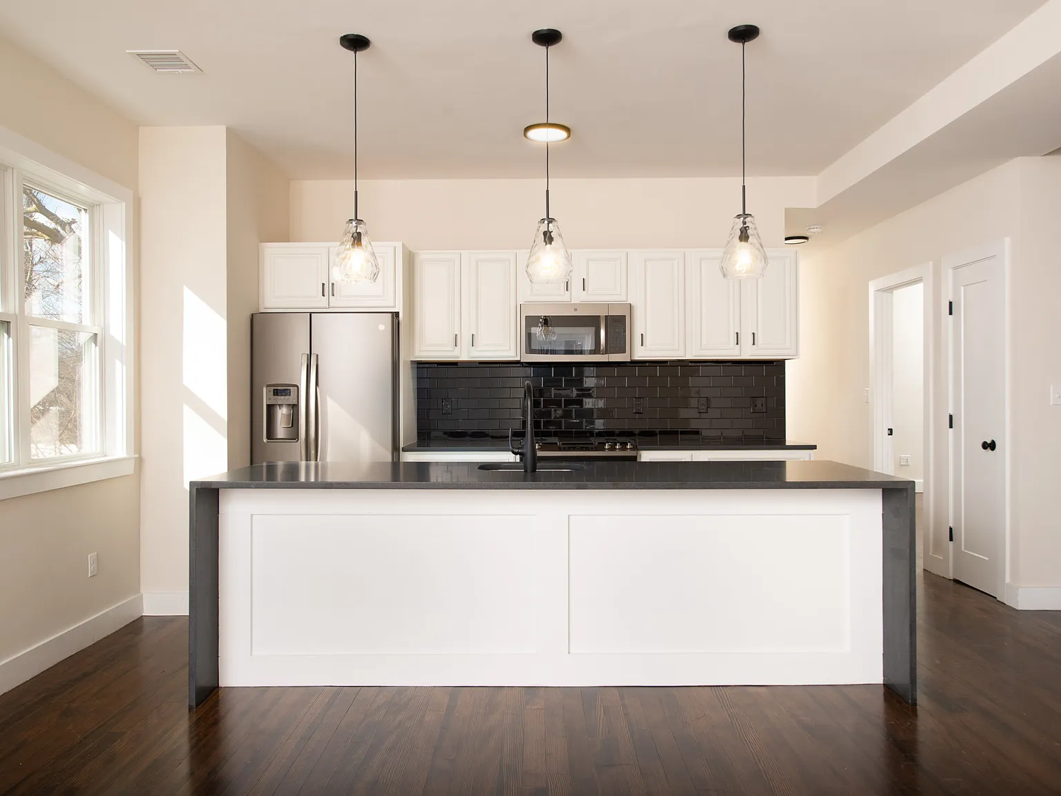 4 bed, $4,900 — Photo 1