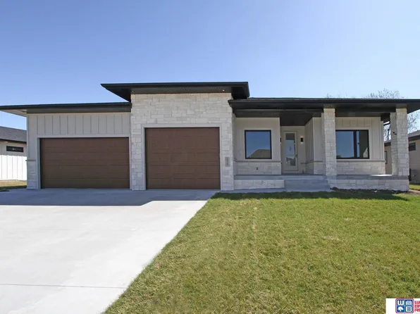 6330 S 90th St, Lincoln, NE 68526