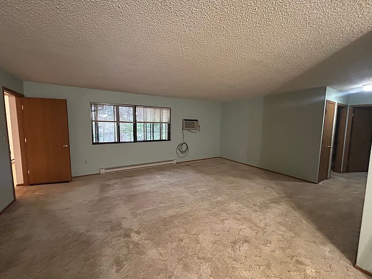 692 Park Ave — Photo 14